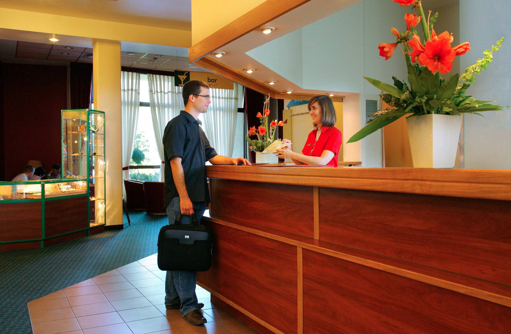 train-your-front-desk-team-on-the-5-pillars-of-hospitality-excellence